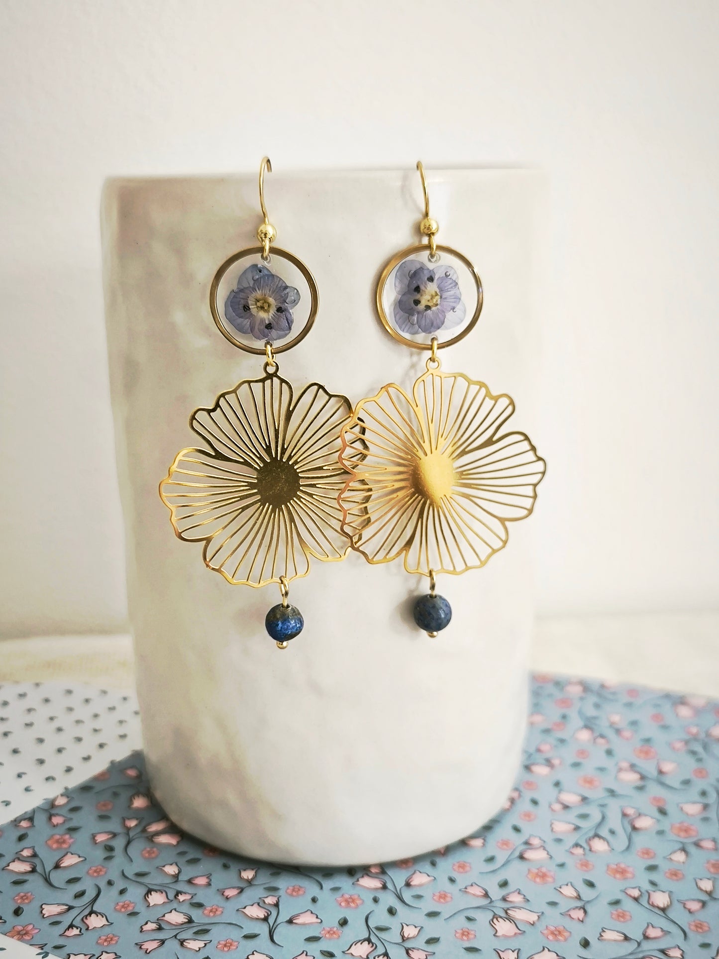 Boucles d’oreilles maxi fleurs bleues & pierre naturelle - acier doré