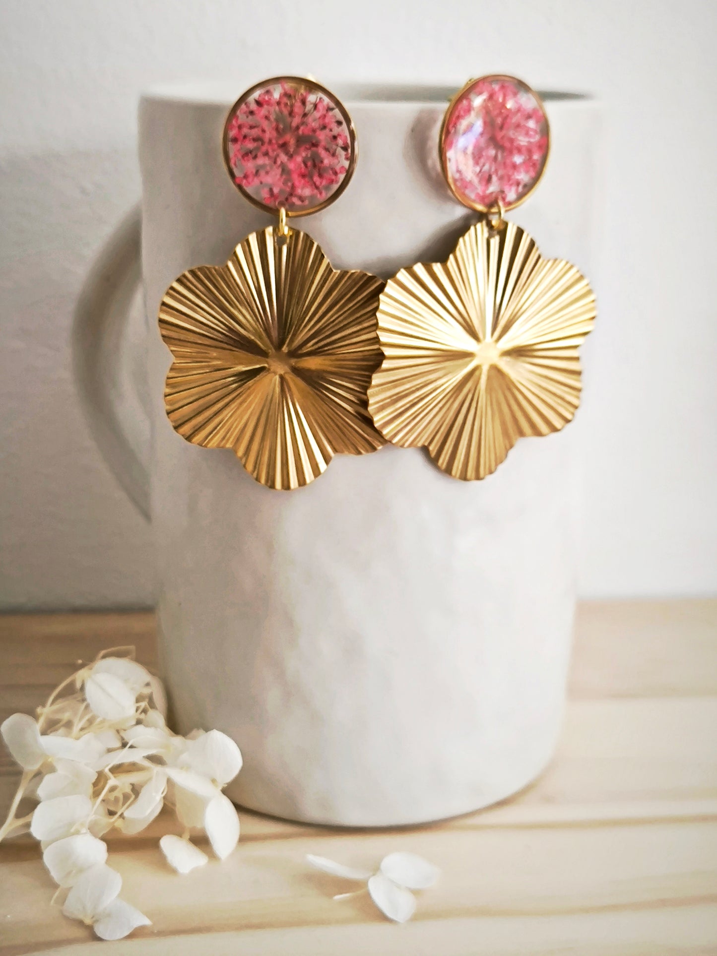 Maxi Boucles d'oreilles rondes fleur de carotte rouge - Bijoux floral bohème chic en acier doré - Bleucalyptus