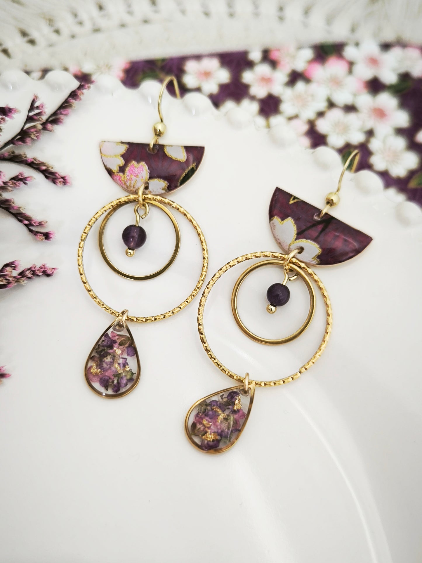 Boucles d’oreilles “Ume Akari” – Fleur d’alysse, améthyste & papier japonais
