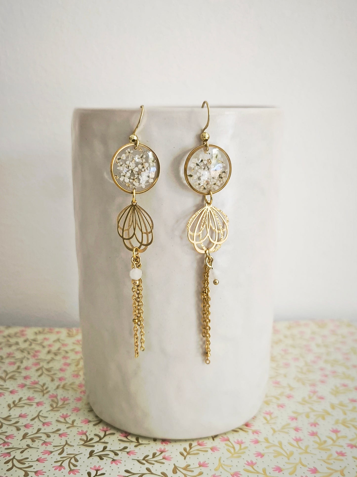 Boucles d’oreilles ailes de fées -fleurs blanches & pierre naturelle - acier doré
