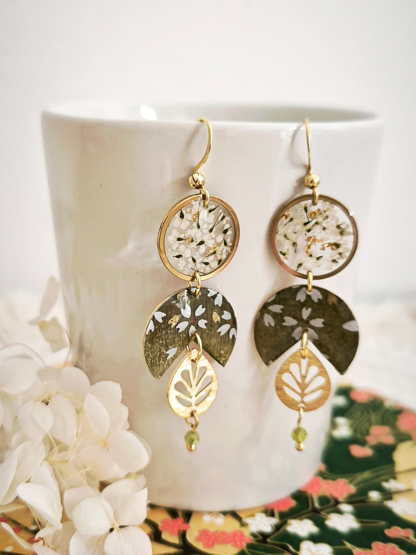 Boucles d’oreilles “Forêt de Givre” – Fleurs séchées, péridot & papier japonais
