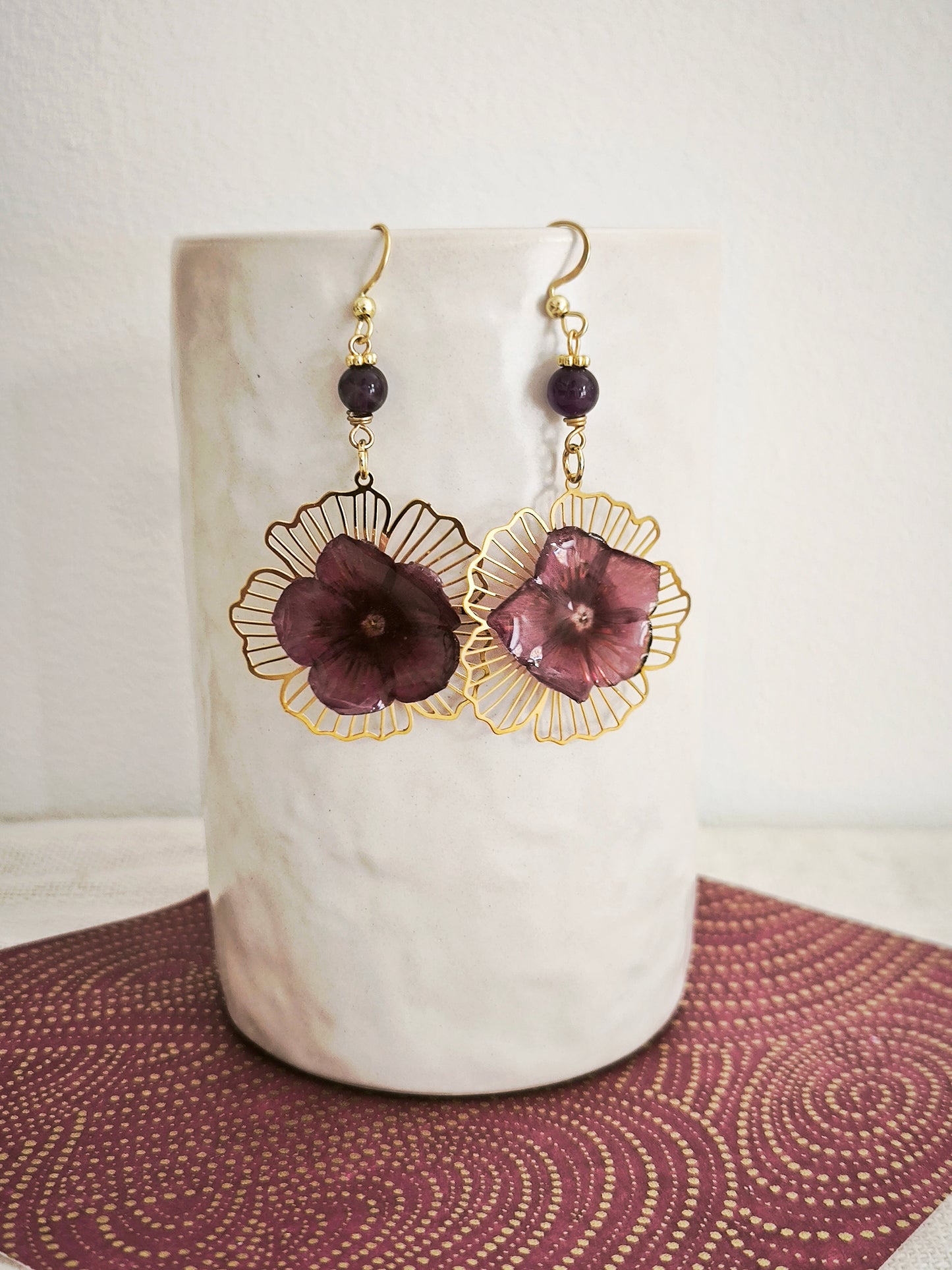 Boucles d’oreilles maxi fleurs bordeaux & pierre naturelle - acier doré