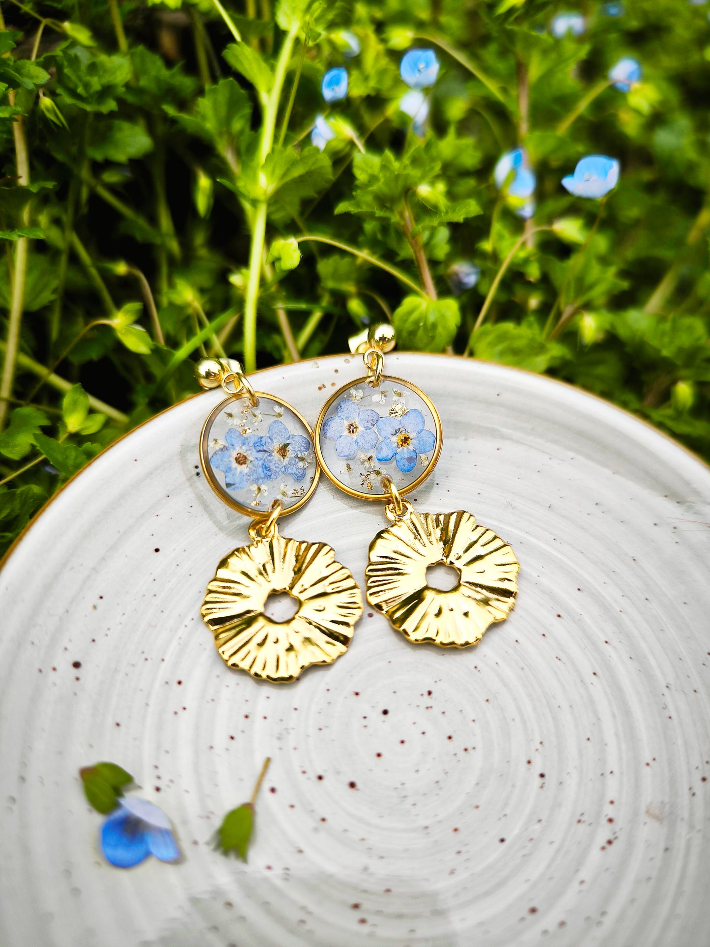 Boucles d'oreilles rondes Myosotis bleu - Bijoux floral bohème chic en acier doré - Bleucalyptus