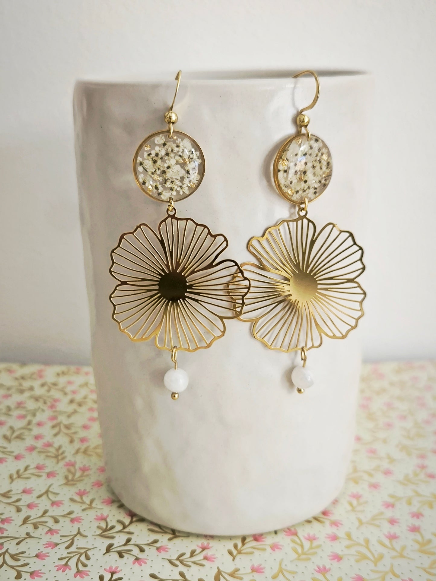 Boucles d’oreilles maxi fleurs blanches & pierre naturelle - acier doré