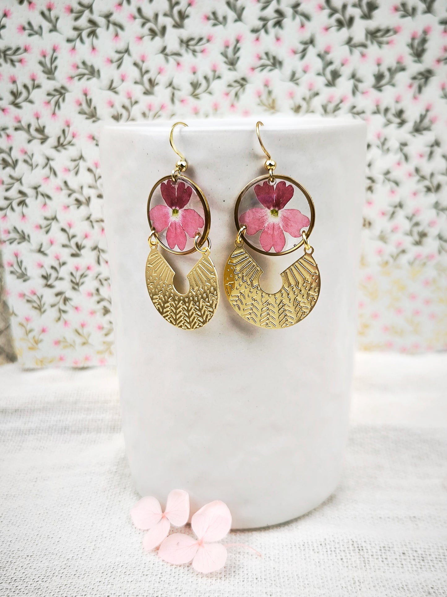 Boucles d’oreilles “Solar” – verveine rouge, fleurs naturelles & acier doré