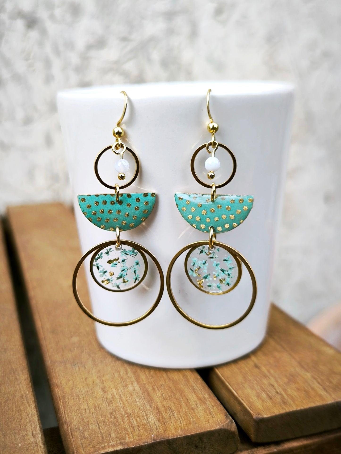 Boucles d’oreilles “Lagon Poétique” – Calcédoine bleue, fleurs séchées & éclats dorés
