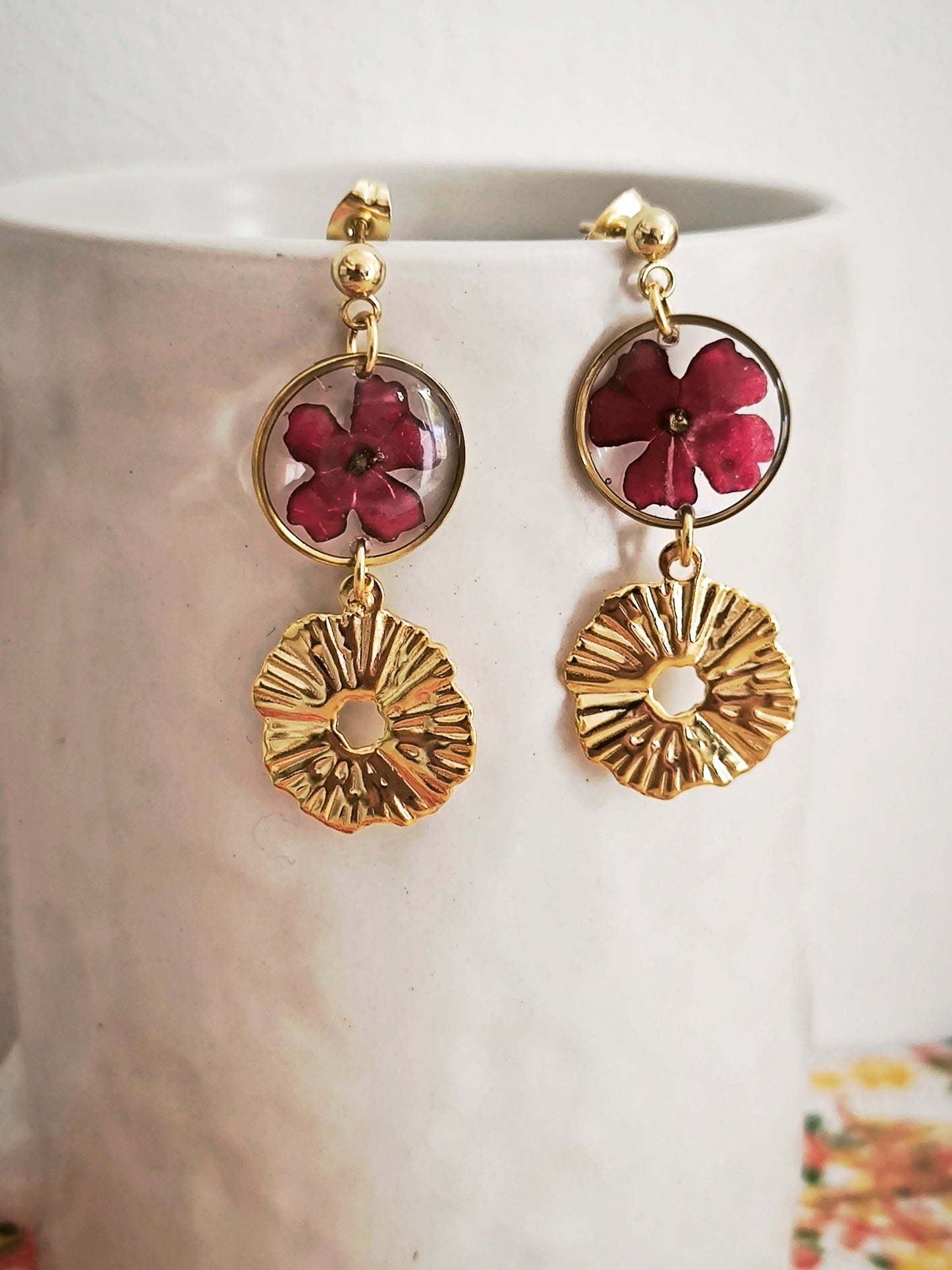 Boucles d'oreilles rondes verveine rouge - Bijoux floral bohème chic en acier doré - Bleucalyptus