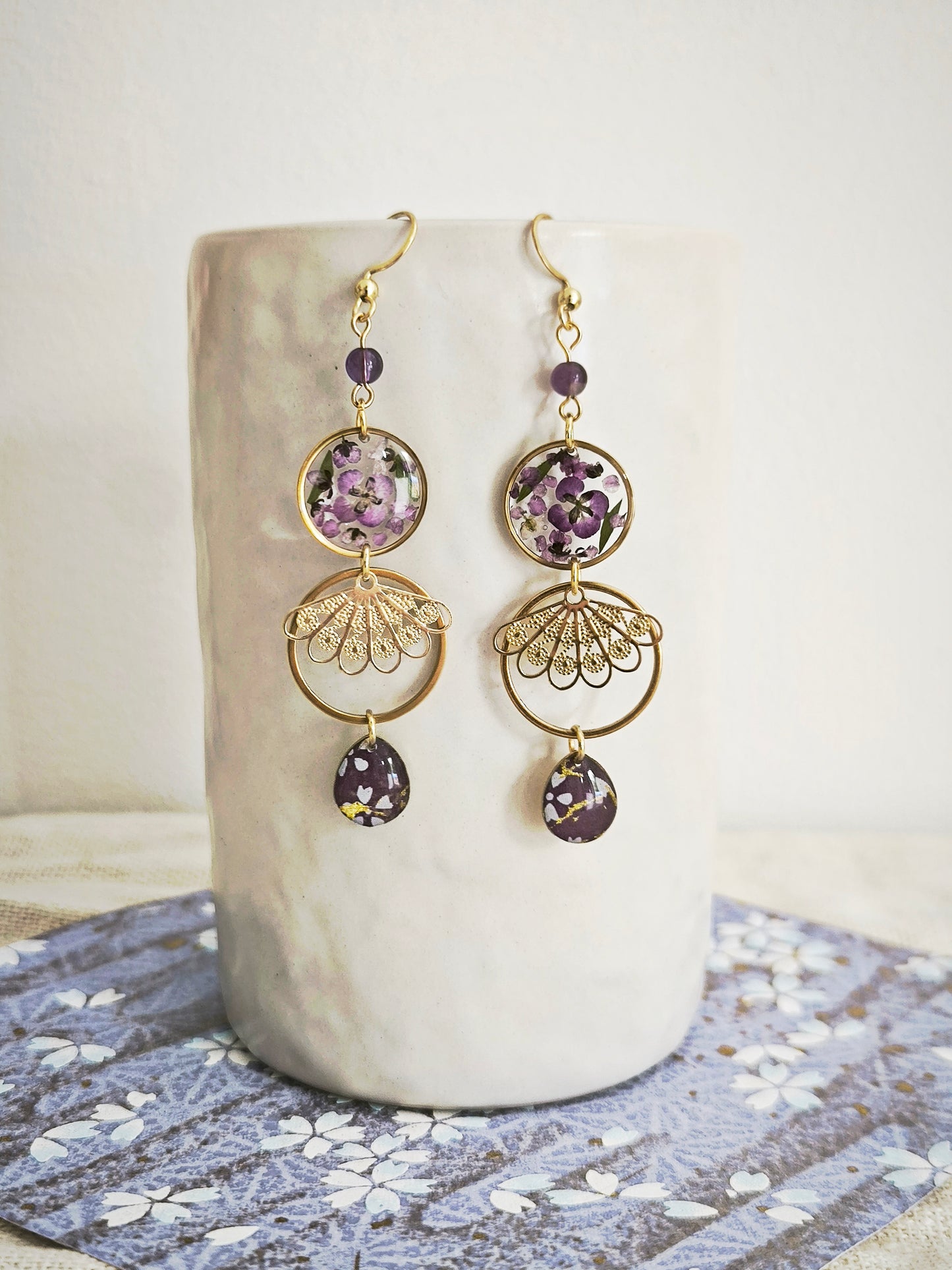 Boucles d’oreilles florales en résine – fleurs violettes & acier doré