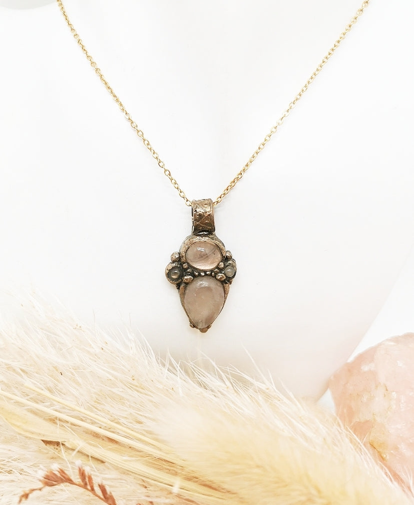 Collier Féminin sacré en bronze massif et quartz rose