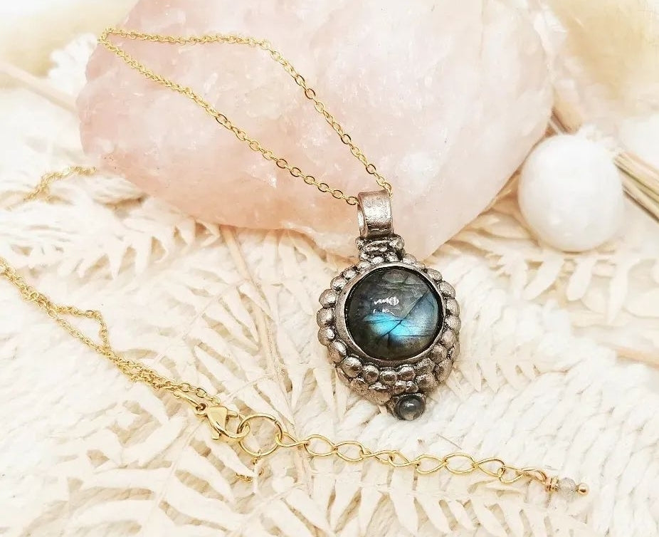Collier talisman de protection en labradorite et bronze massif