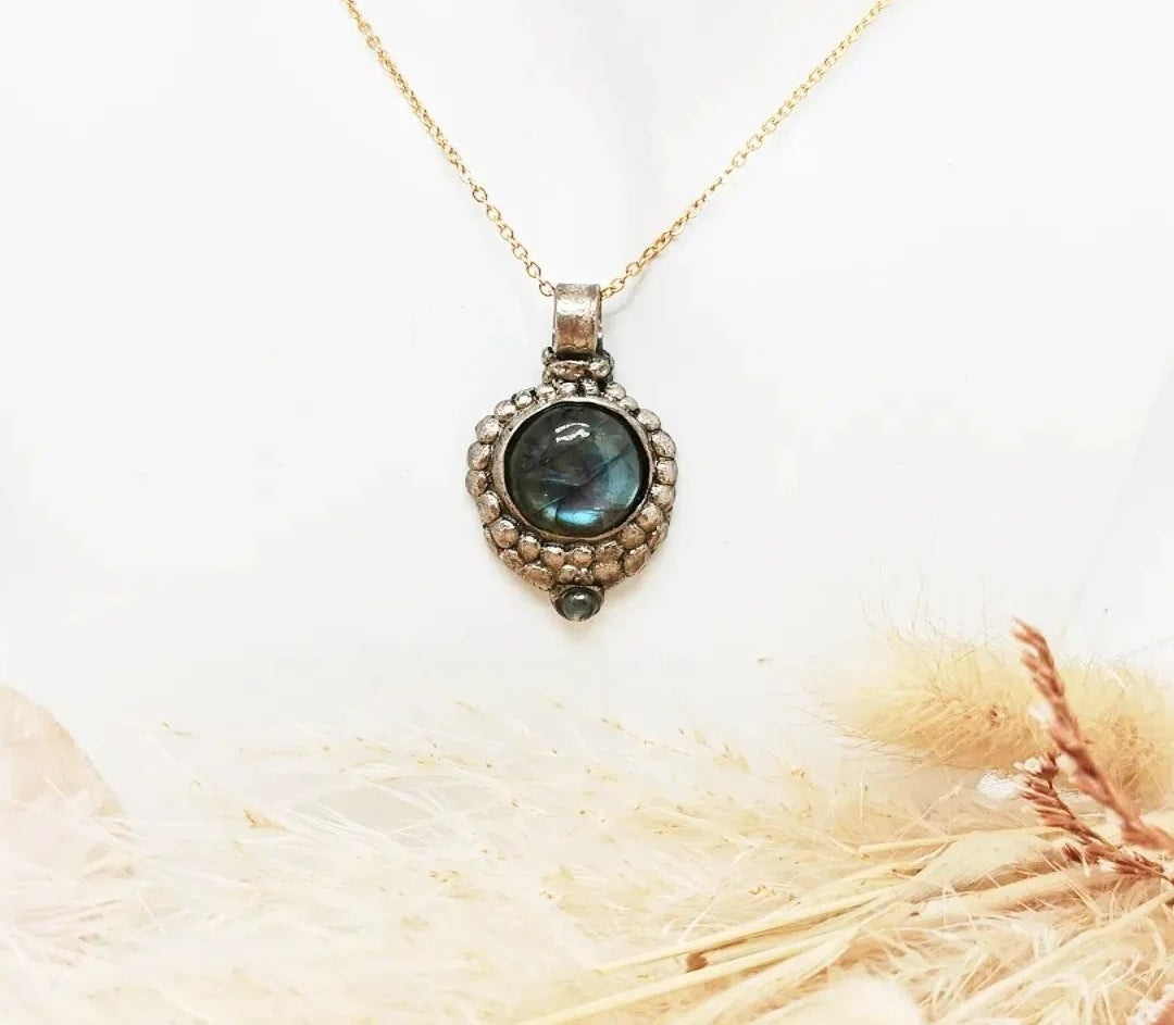 Collier talisman de protection en labradorite et bronze massif