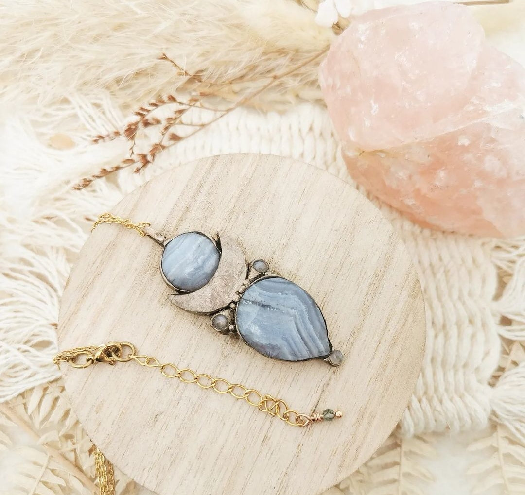 Collier déesse de bronze et agate blue lace