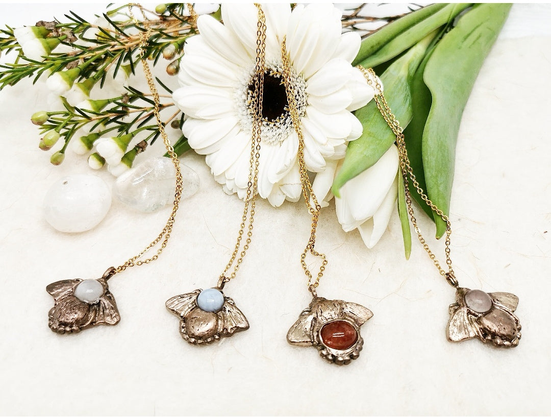 Collier Familier : papillon de nuit en bronze massif