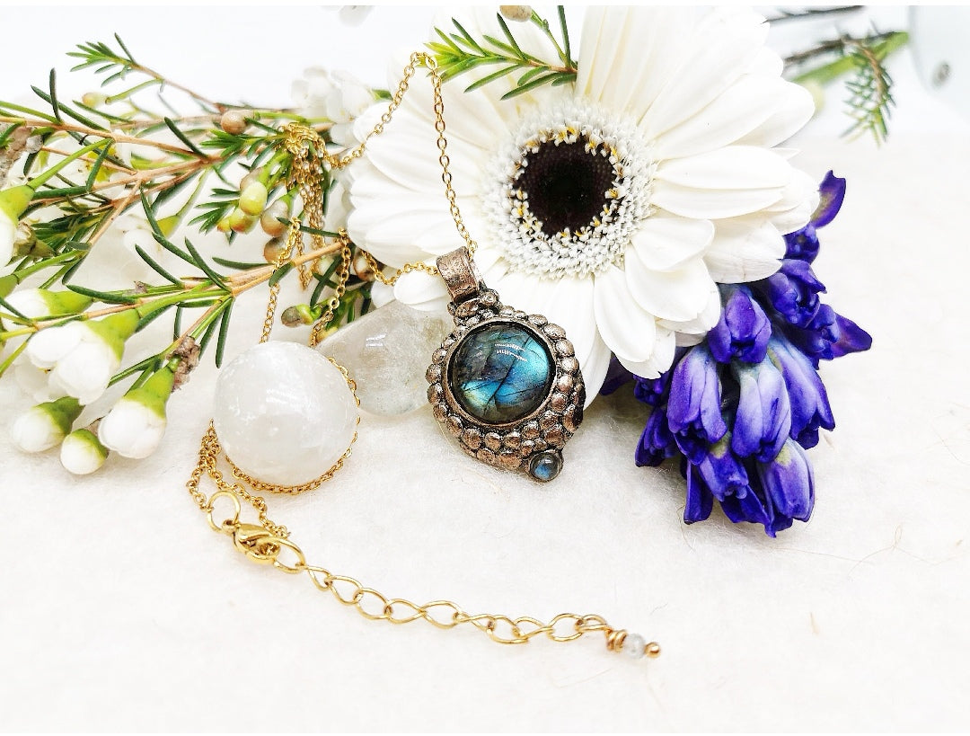 Collier talisman de protection en labradorite et bronze massif