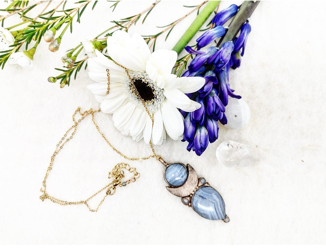 Collier déesse de bronze et agate blue lace