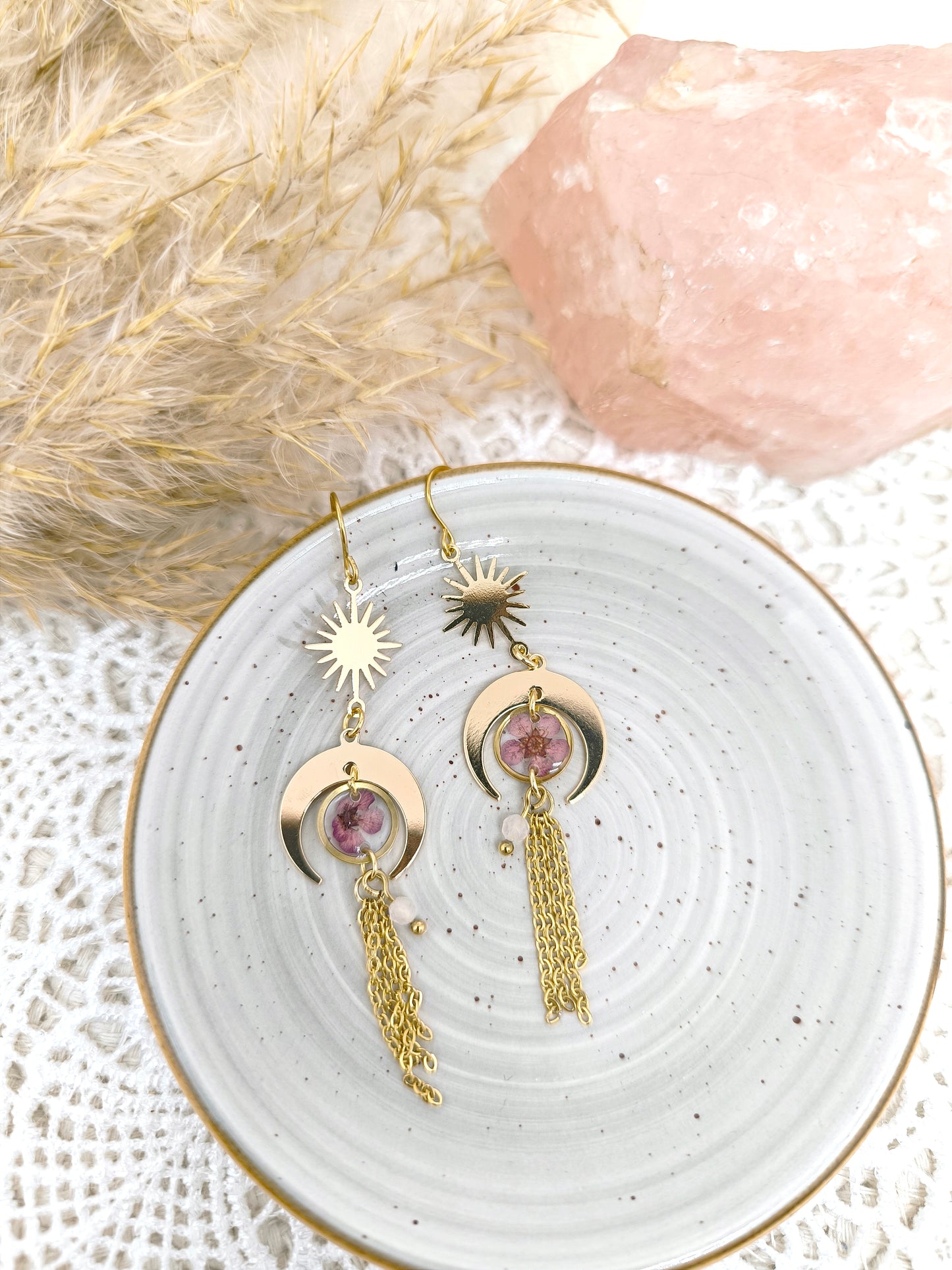 Boucles d'oreilles célestes en forme de lune et de soleil, petite fleur rose et perle de quartz rose.