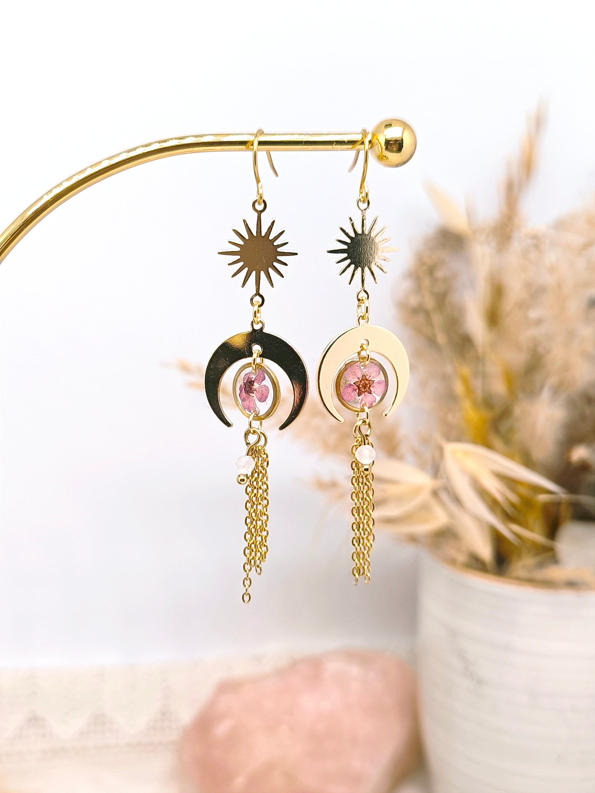 Boucles d'oreilles célestes en forme de lune et de soleil, petite fleur rose et perle de quartz rose.