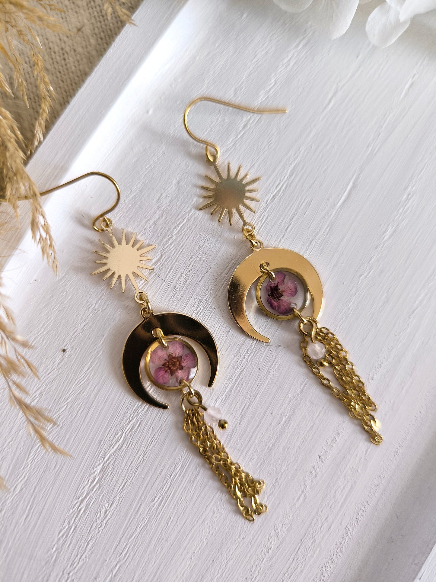 Boucles d'oreilles célestes en forme de lune et de soleil, petite fleur rose et perle de quartz rose.