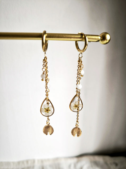 Boucles d'oreilles pendantes Fleurs blanches - Bijoux floral bohème chic en acier doré - Bleucalyptus
