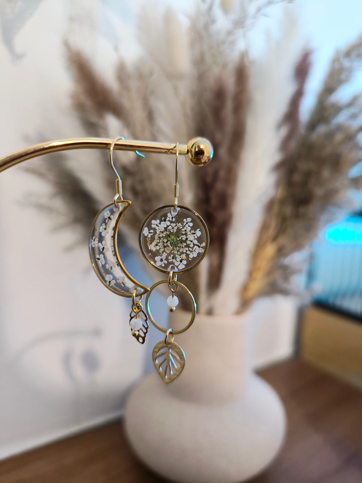 Boucles d'oreilles asymétriques : Lune florale