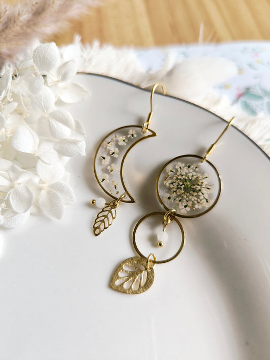 Boucles d'oreilles asymétriques : Lune florale