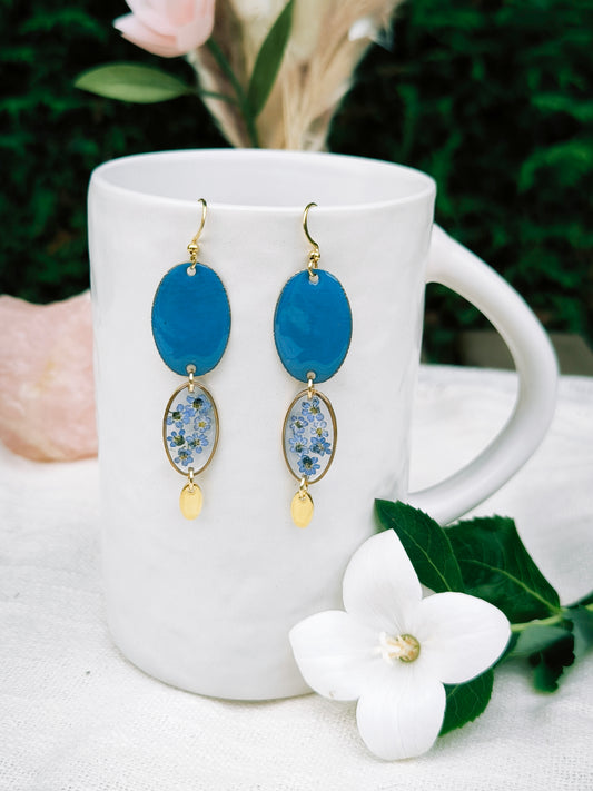 Boucles d'oreilles fleuries résine et émail : Ovale Pop - Bleu myosotis