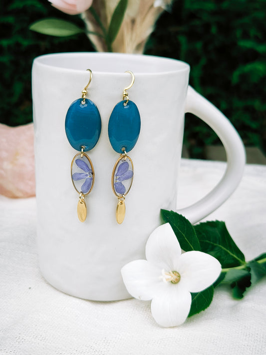 Boucles d'oreilles fleuries résine et émail : Ovale Pop - Bleu lobélie