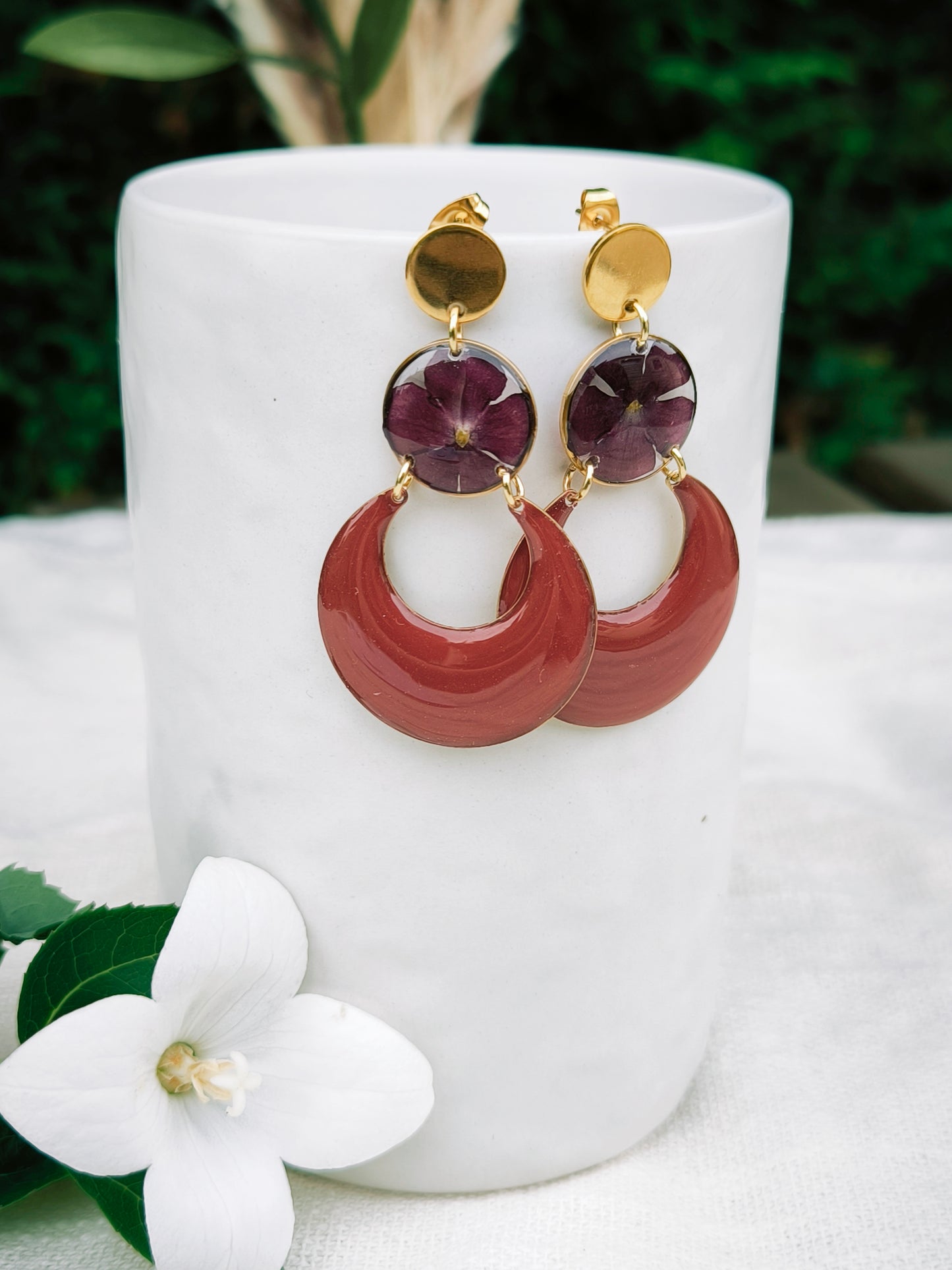 Boucles d'oreilles fleuries résine et émail : Créole rouge