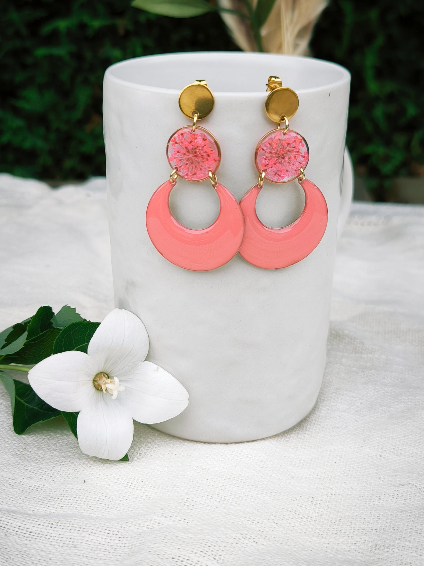 Boucles d'oreilles fleuries résine et émail : Créole rose