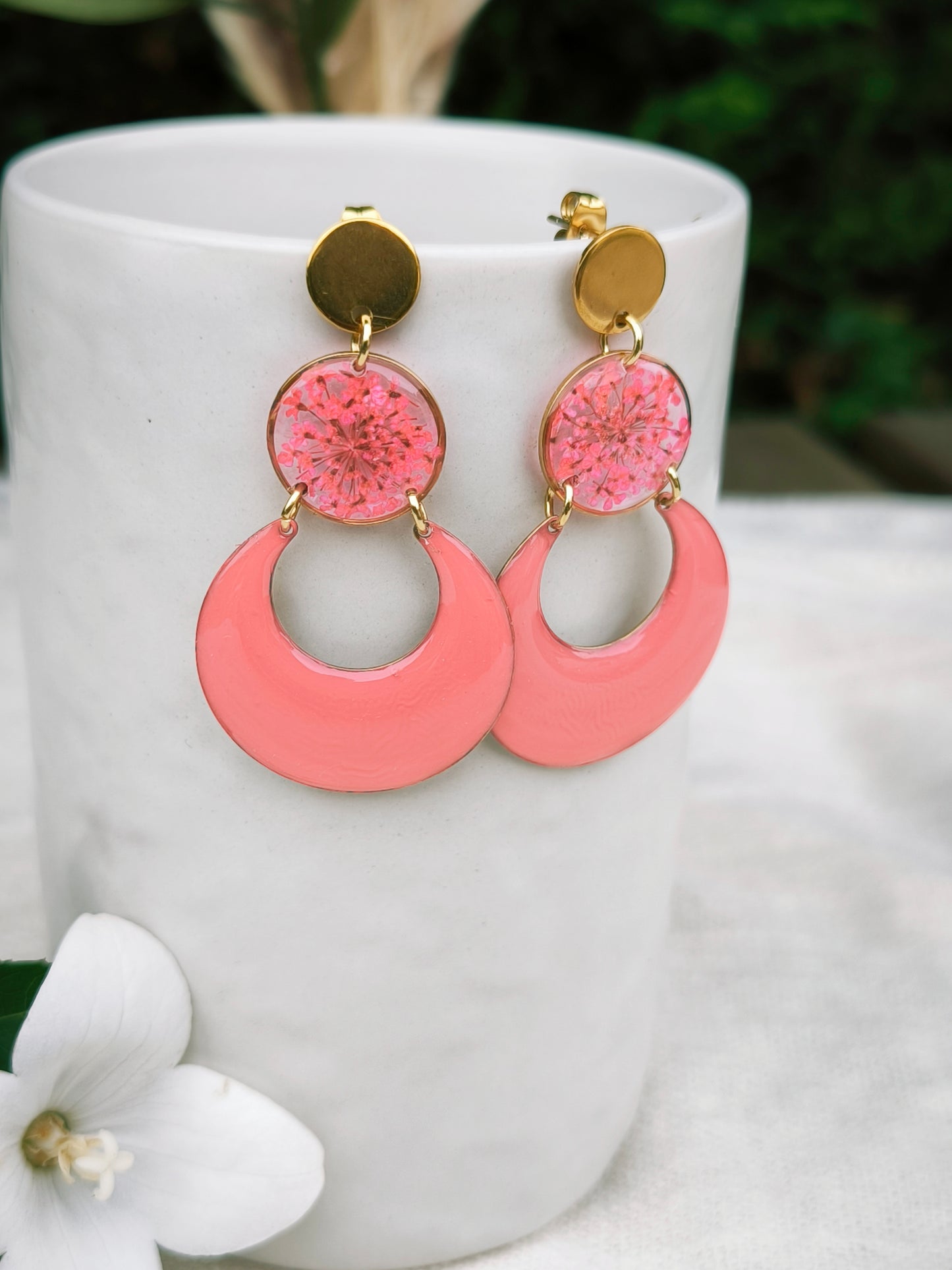 Boucles d'oreilles fleuries résine et émail : Créole rose