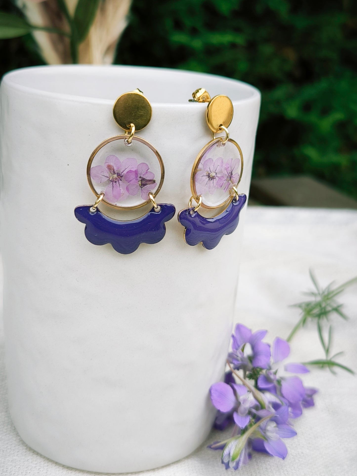 Boucles d'oreilles fleuries résine et émail : Créole florale - violette