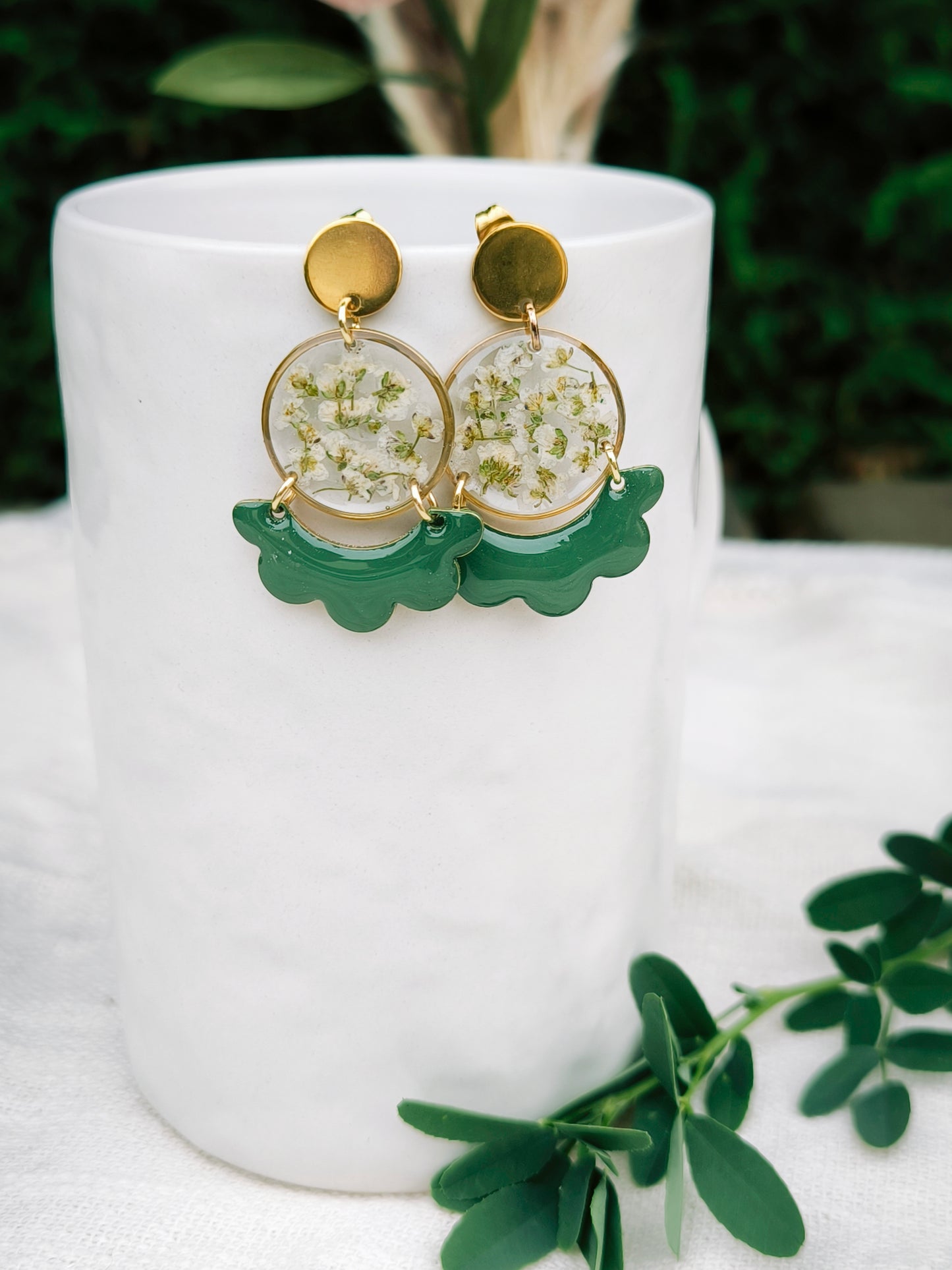 Boucles d'oreilles fleuries résine et émail : Créole florale - verte