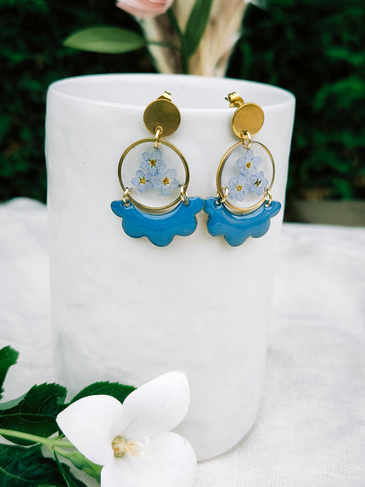 Boucles d'oreilles fleuries résine et émail : Créole florale - bleue