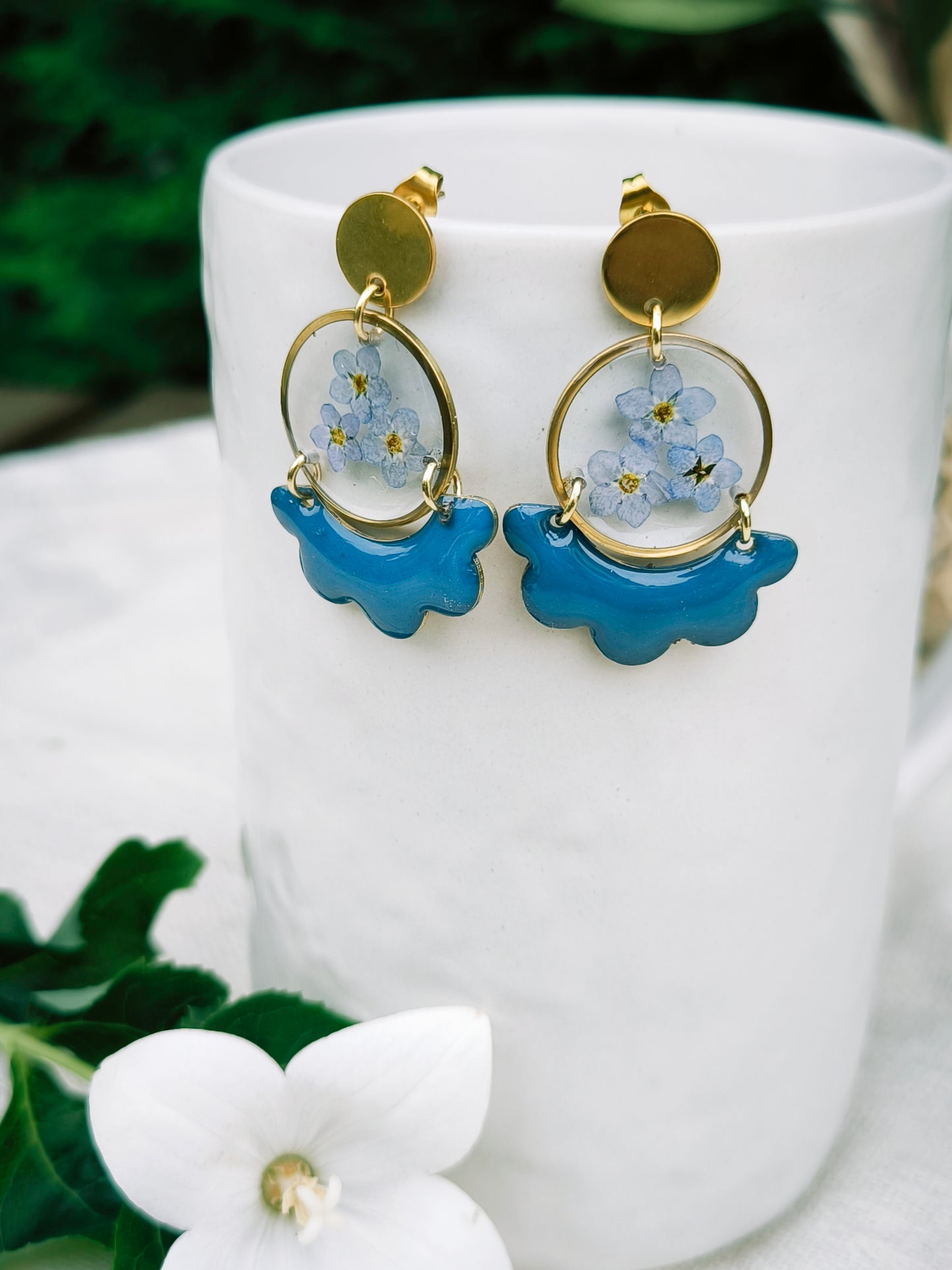 Boucles d'oreilles fleuries résine et émail : Créole florale - bleue