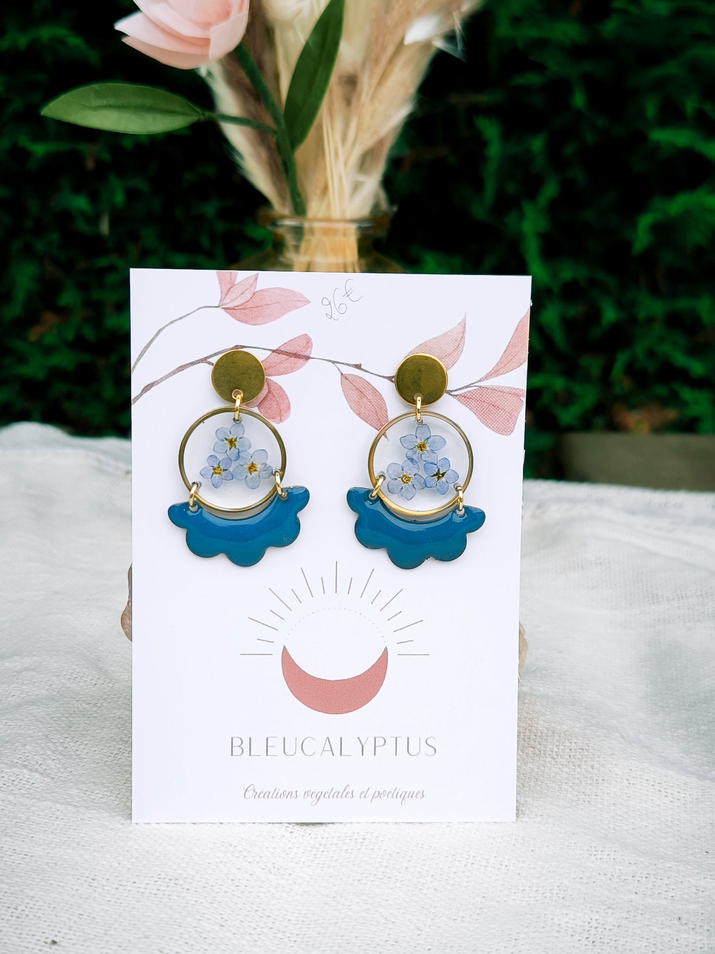 Boucles d'oreilles fleuries résine et émail : Créole florale - bleue