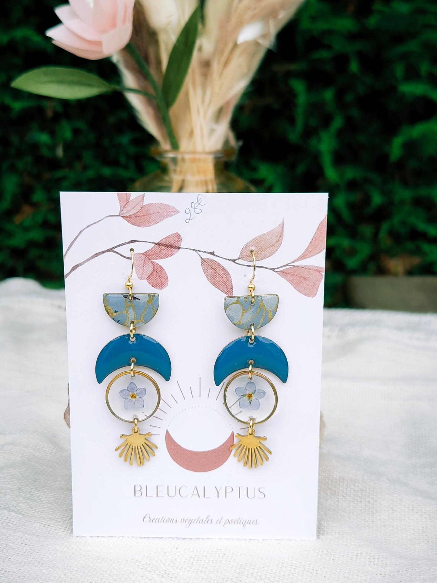 Boucles d'oreilles fleuries résine et émail : Croissant de lune : bleue