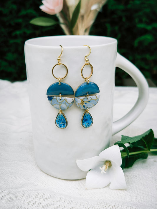 Boucles d'oreilles fleuries résine et émail : Géométrique : bleue