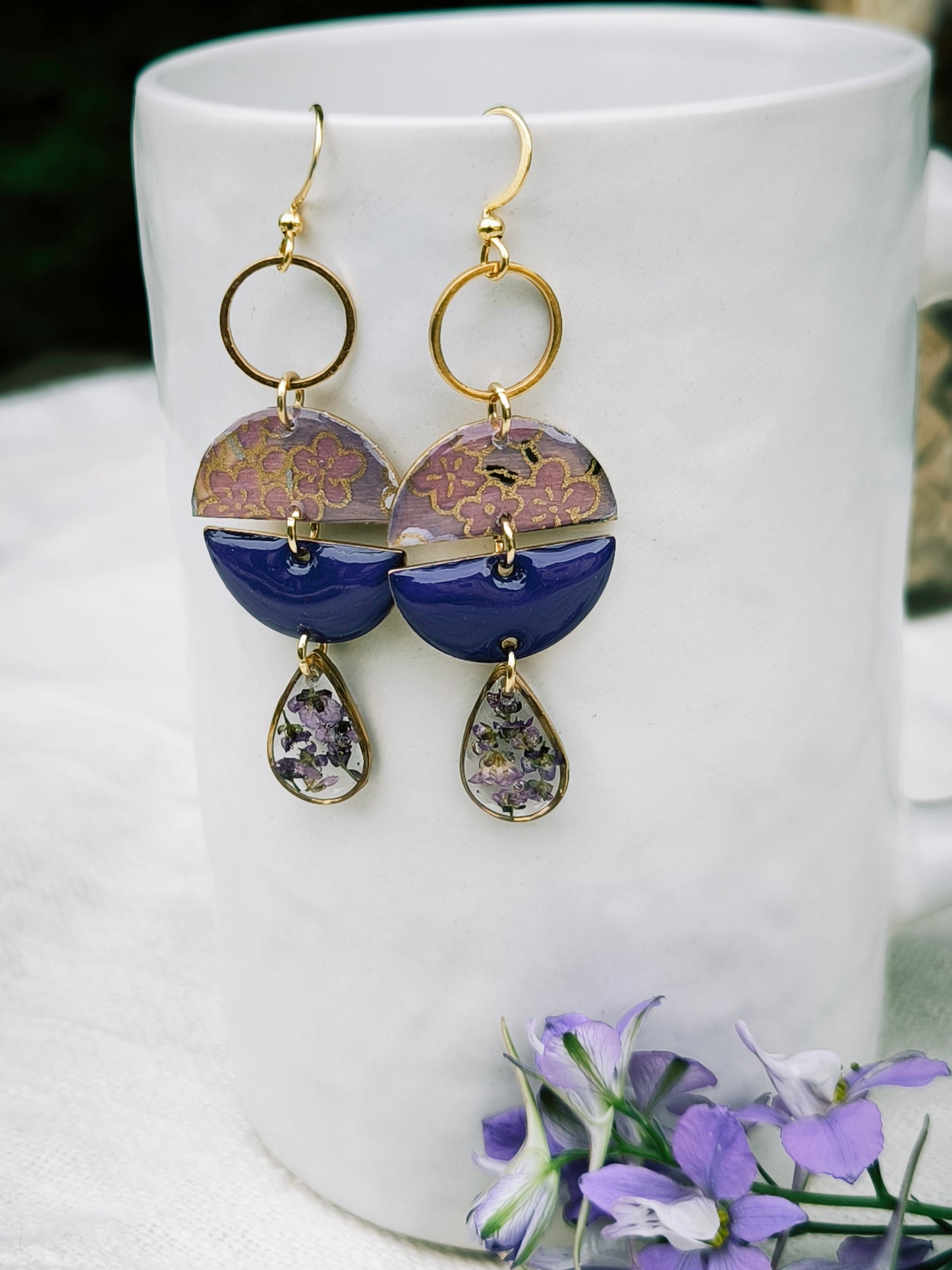 Boucles d'oreilles fleuries résine et émail : Géométrique : violette