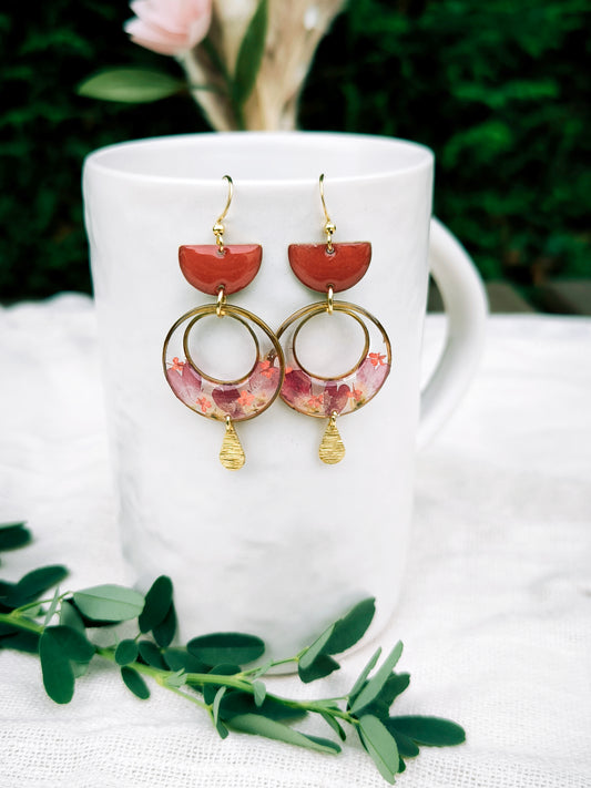 Boucles d'oreilles fleuries résine et émail : Lanterne - Rose rouge