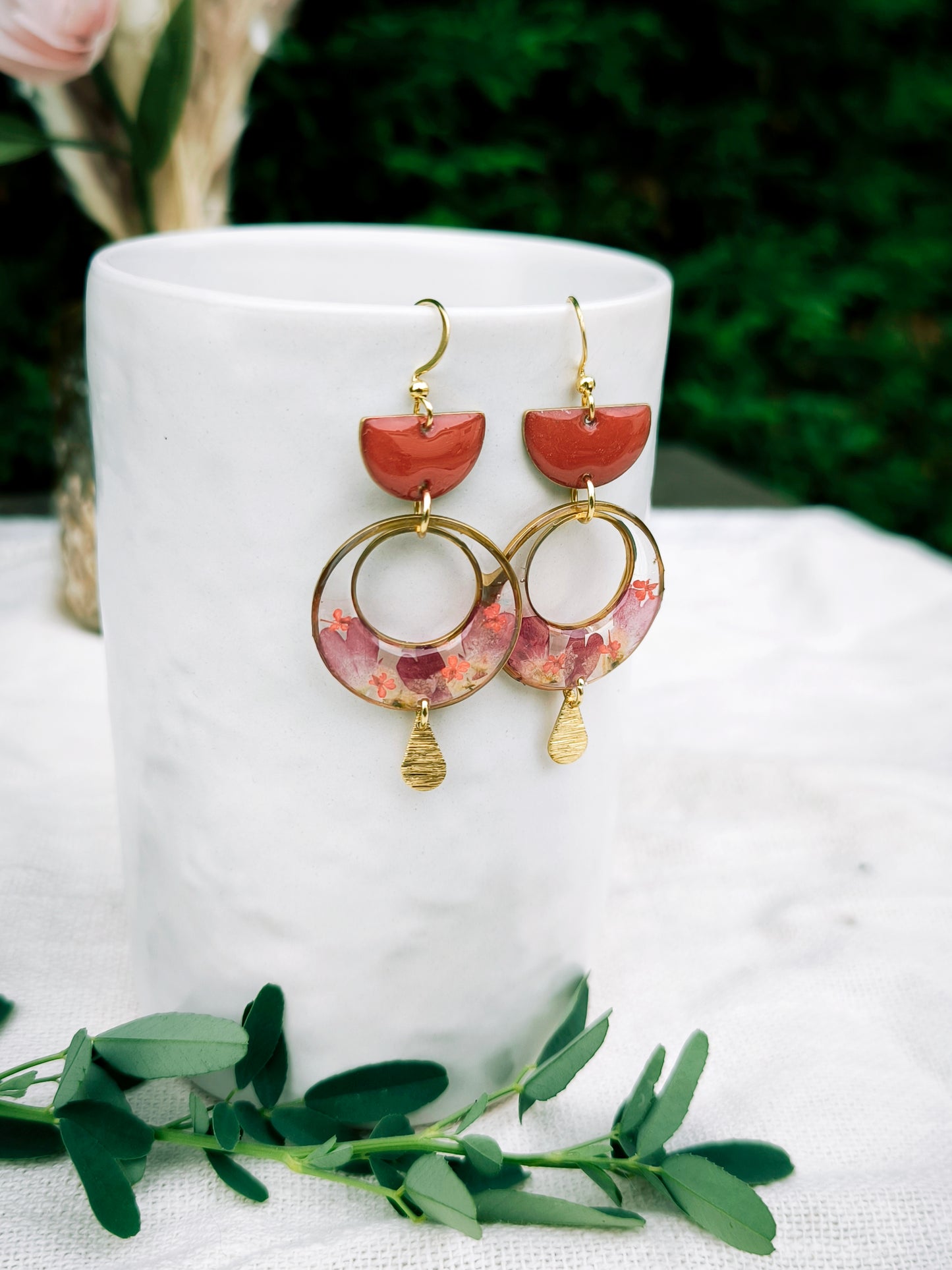 Boucles d'oreilles fleuries résine et émail : Lanterne - Rose rouge