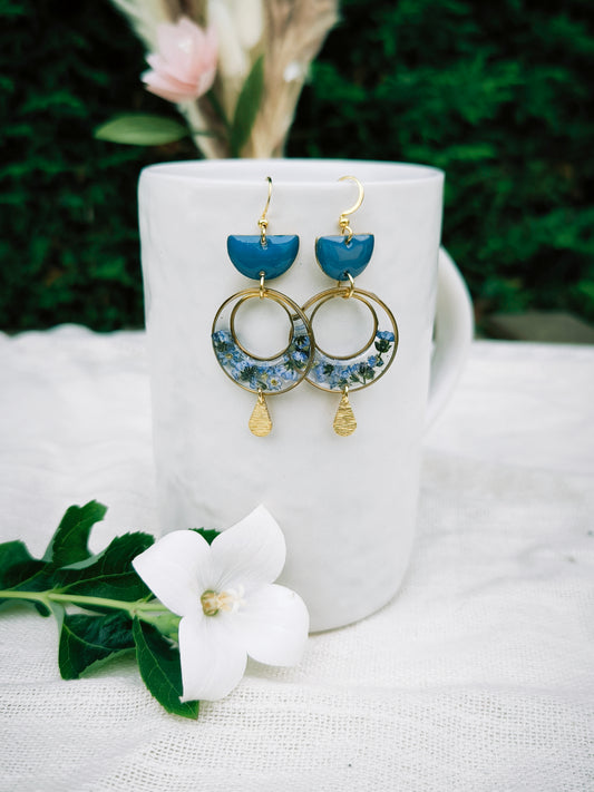 Boucles d'oreilles fleuries résine et émail : Lanterne - bleue