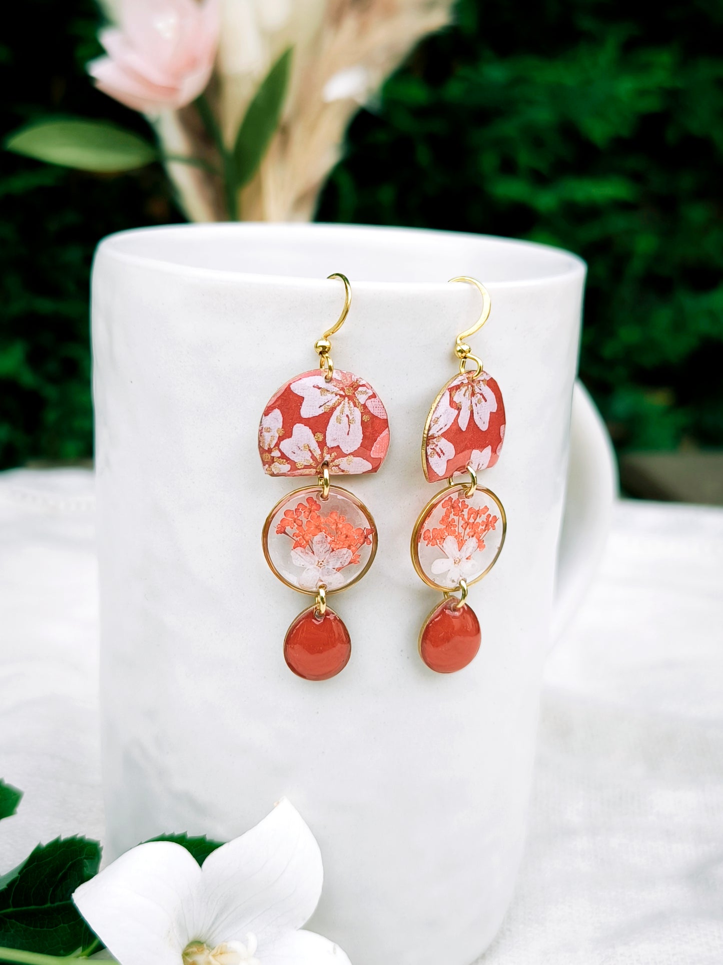 Boucles d'oreilles fleuries résine et émail : Médusa : Rouge