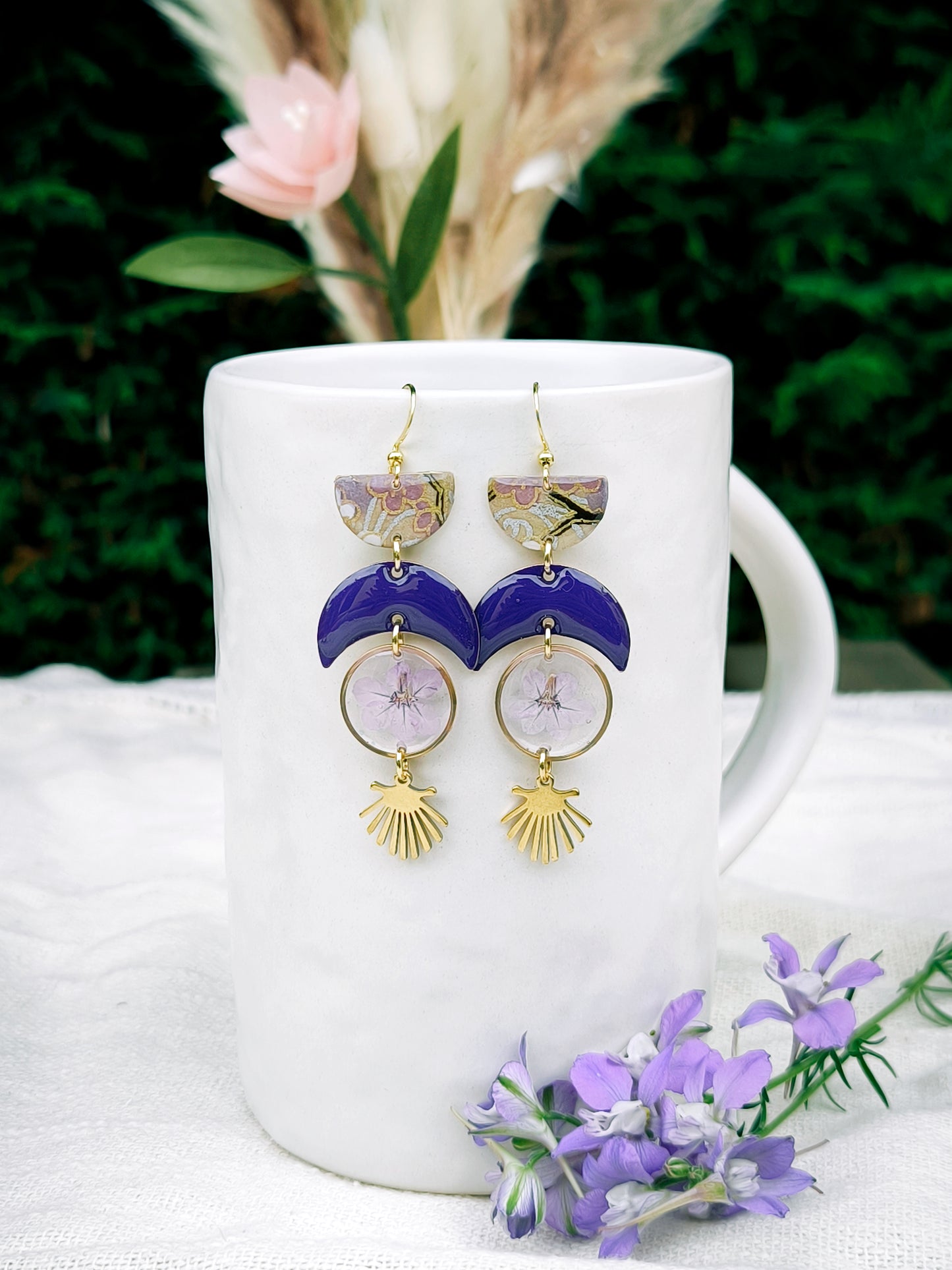 Boucles d'oreilles fleuries résine et émail : Croissant de lune : Violette