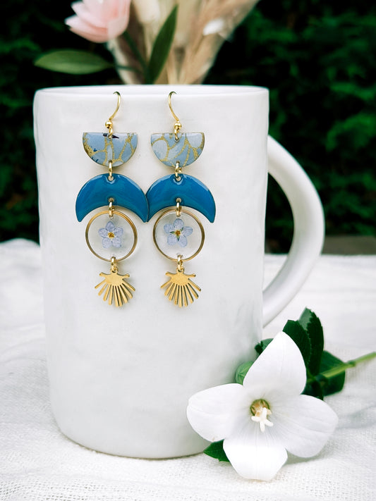 Boucles d'oreilles fleuries résine et émail : Croissant de lune : bleue