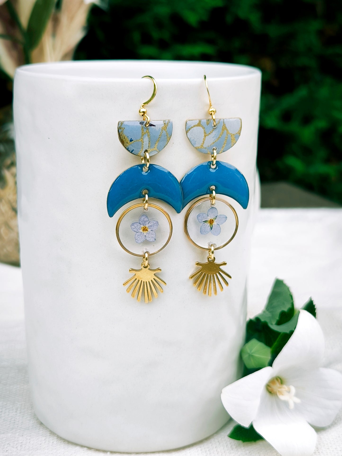 Boucles d'oreilles fleuries résine et émail : Croissant de lune : bleue