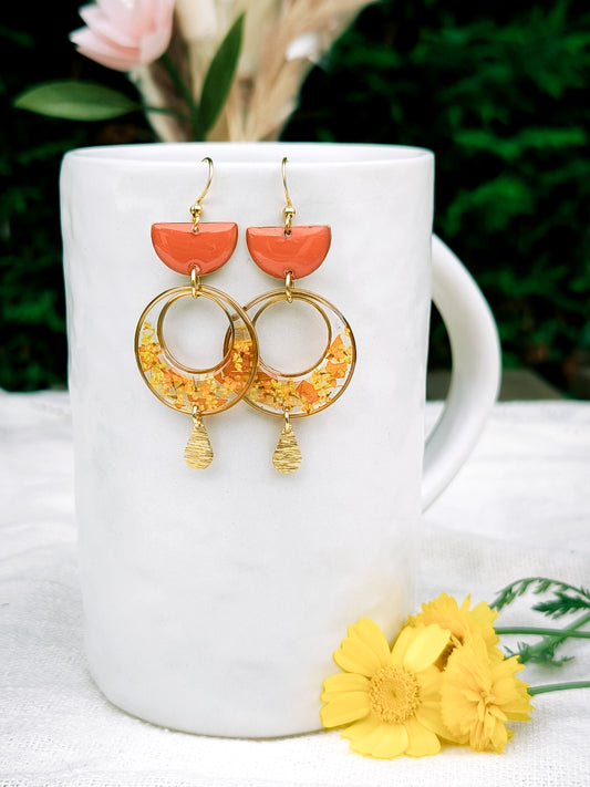 Boucles d'oreilles fleuries résine et émail : Lanterne - orange et jaune
