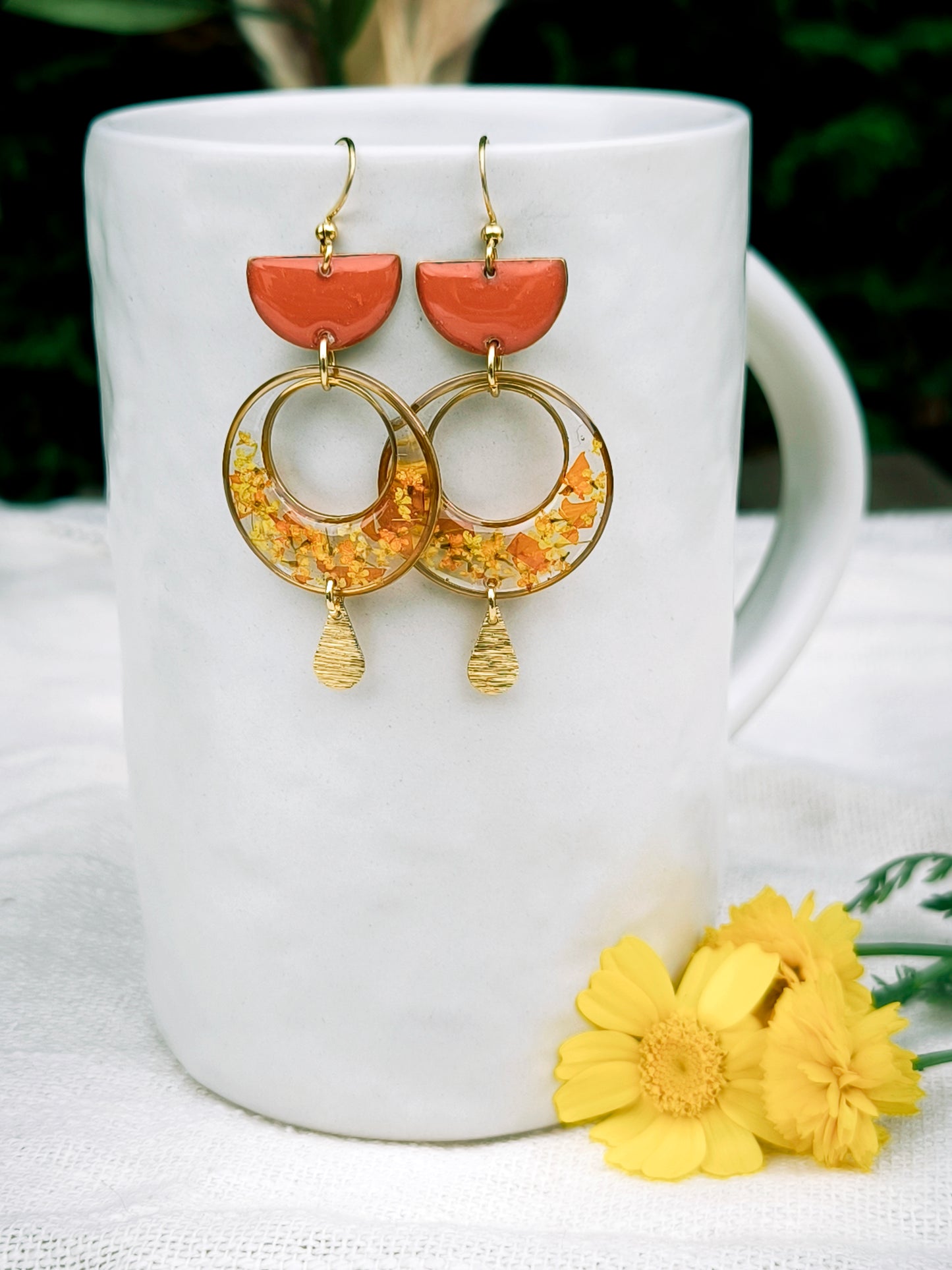 Boucles d'oreilles fleuries résine et émail : Lanterne - orange et jaune