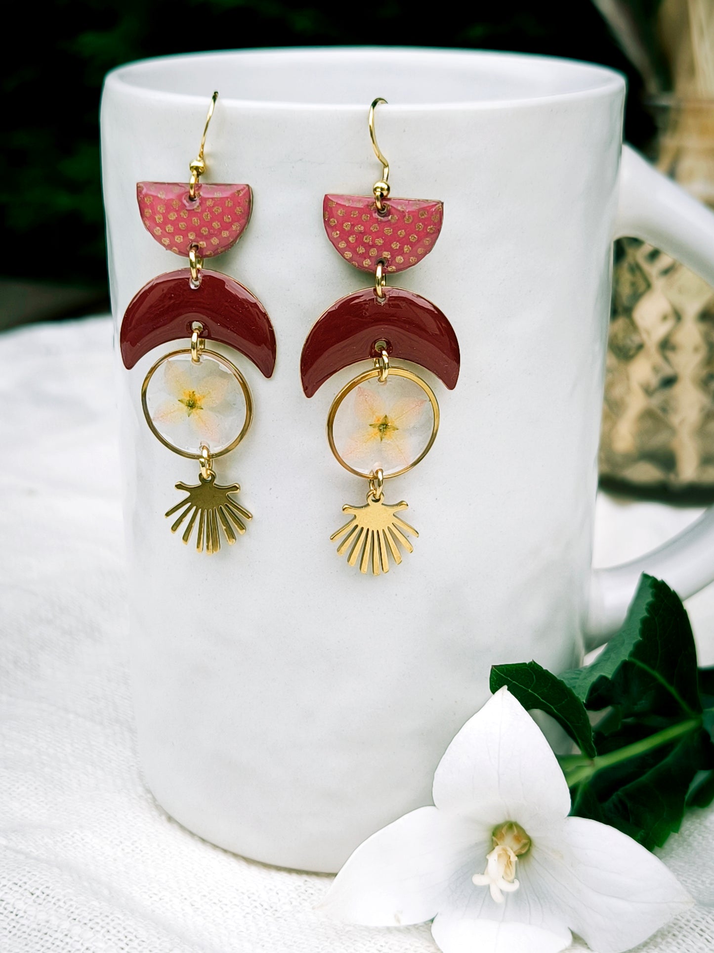 Boucles d'oreilles fleuries résine et émail : Croissant de lune : rouge