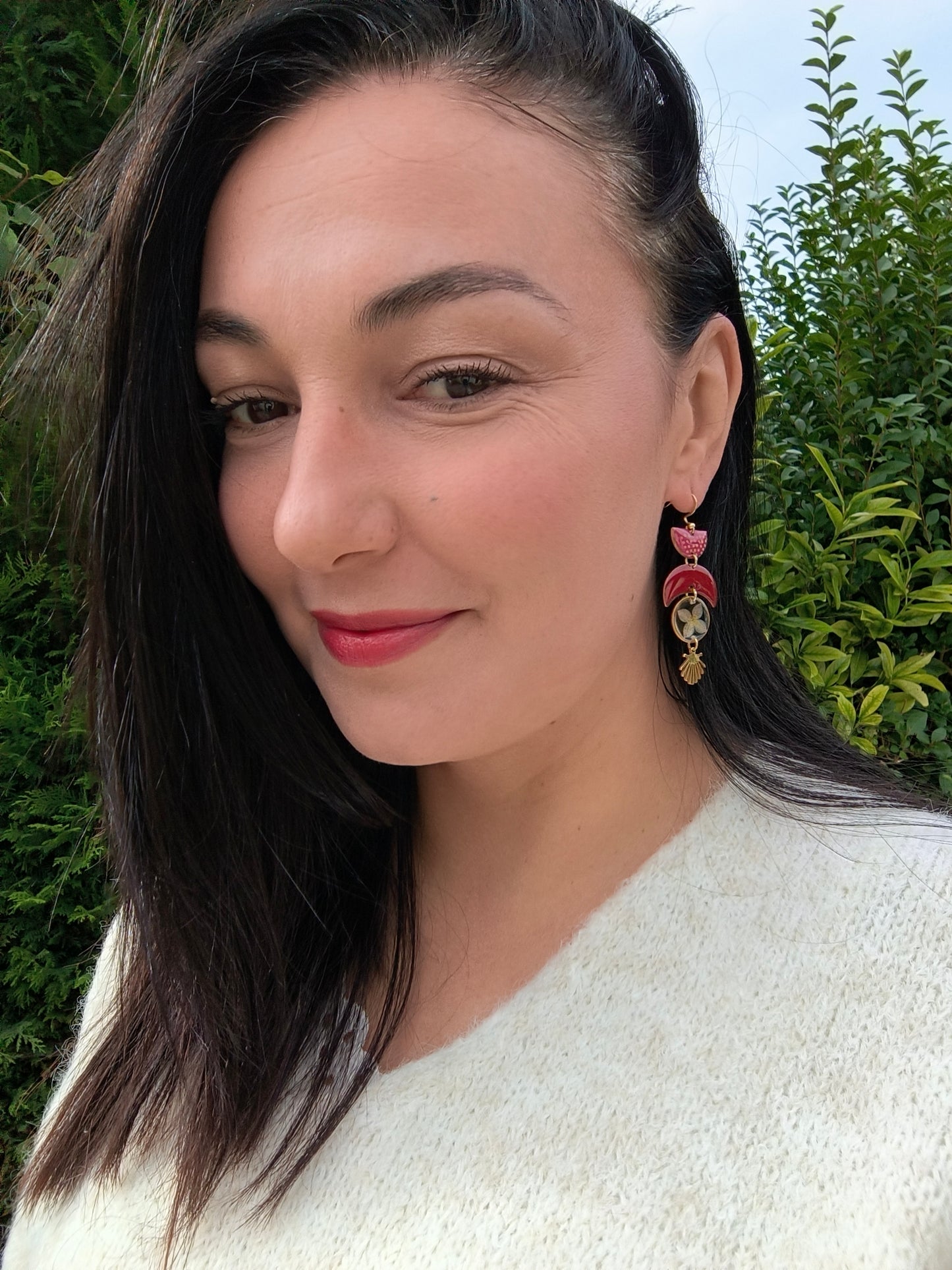 Boucles d'oreilles fleuries résine et émail : Croissant de lune : rouge