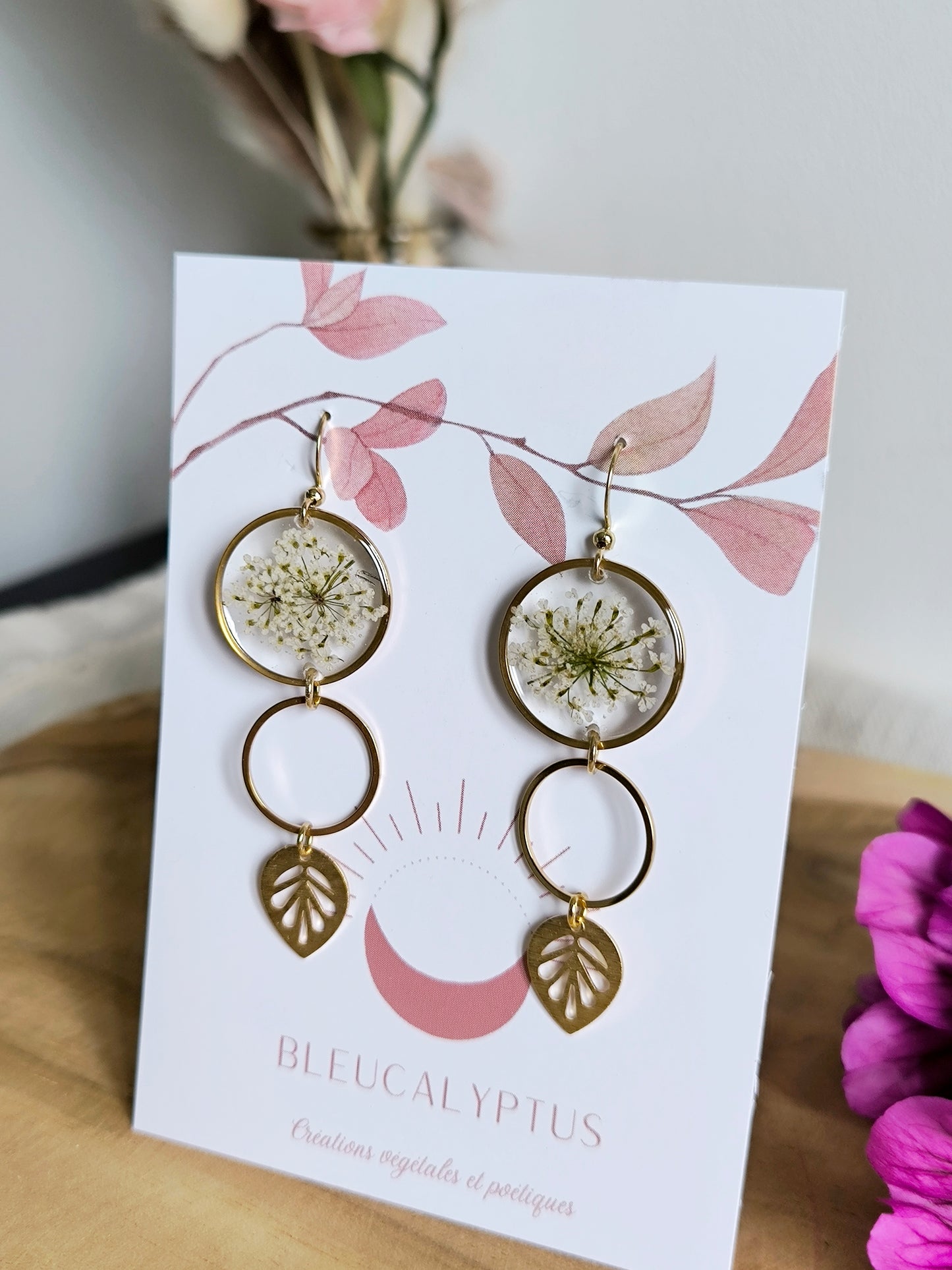 Boucles d'oreilles rondes : Bulle fleurie blanche